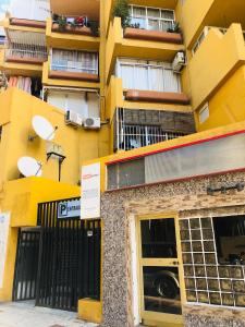 トレモリノスにあるCozy apartment in the heart of Torremolinosの黄色の建物