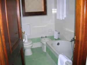 Ett badrum på Inter-Résidences Costa Smeralda