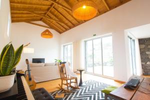 TV a/nebo společenská místnost v ubytování Casa dos Caldeiras