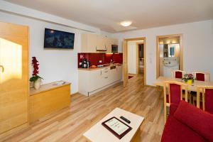 Kuchnia lub aneks kuchenny w obiekcie Aparthotel Alpendiamant Serfaus Wachter GmbH