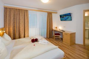 Łóżko lub łóżka w pokoju w obiekcie Aparthotel Alpendiamant Serfaus Wachter GmbH