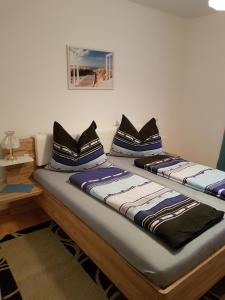 マルタにあるGästehaus Truskallerのベッド(枕付)