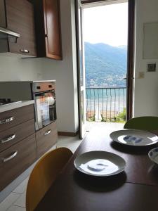 A kitchen or kitchenette at Flora
