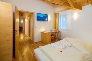 Łóżko lub łóżka w pokoju w obiekcie Aparthotel Alpendiamant Serfaus Wachter GmbH