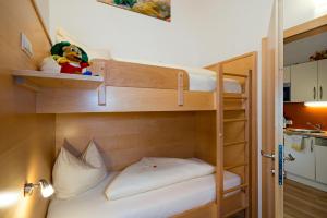 Łóżko lub łóżka w pokoju w obiekcie Aparthotel Alpendiamant Serfaus Wachter GmbH