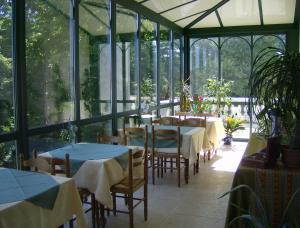 Restorāns vai citas vietas, kur ieturēt maltīti, naktsmītnē Le Chateau de Prauthoy
