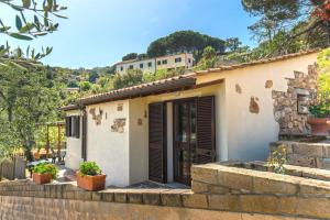 Una casa con una puerta en el costado. en Appartamenti Bellavista by HelloElba, en Portoferraio