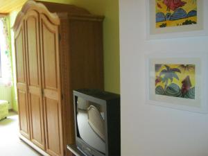 einen TV neben einem Schrank in einem Zimmer in der Unterkunft Ferienwohnung Lohberg in Raesfeld
