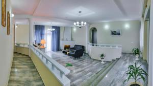 een woonkamer met een trap en een bank bij WESTAY Hotel in Tbilisi City