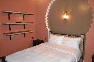 Una cama o camas en una habitación de Inyan Dakhla Hotel 68 fotos más