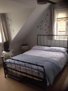 um quarto com uma cama num sótão em House on the Corner B&B em Didcot