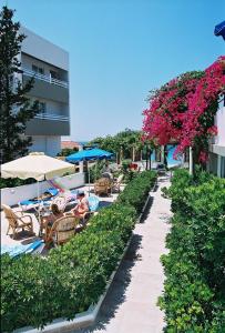 Bazén v ubytování Sirene Beach Hotel nebo v jeho okolí