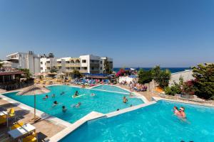 Bazén v ubytování Sirene Beach Hotel nebo v jeho okolí