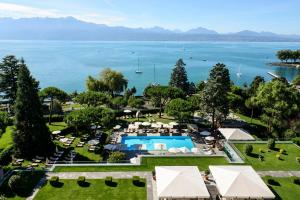 una vista aérea de un complejo con piscina en Beau-Rivage Palace, en Lausana