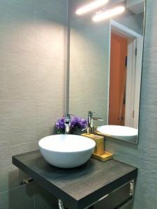 bagno con grande lavandino bianco e specchio di Simply@Home a Setúbal
