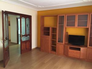 Μια τηλεόραση ή/και κέντρο ψυχαγωγίας στο Habitaciones El Arco