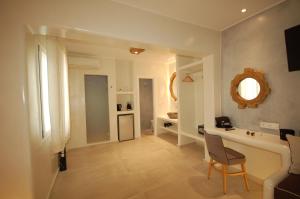Een badkamer bij Sahas Suites