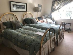 A bed or beds in a room at Coombe Lodge Farm House
