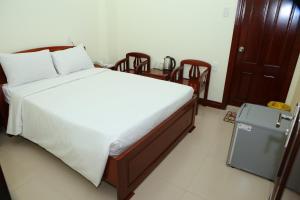 Tempat tidur dalam kamar di Khách sạn TNK