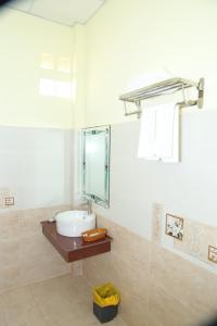 A bathroom at Khách sạn TNK