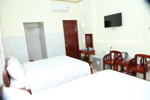 Una cama o camas en una habitación de Khách sạn TNK