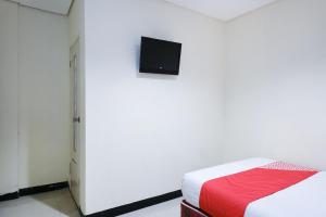 Ένα ή περισσότερα κρεβάτια σε δωμάτιο στο SUPER OYO 409 Pondok Helomi