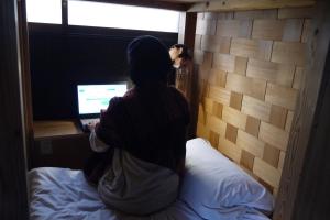 TV a/nebo společenská místnost v ubytování Hostel & Tatami Bar Uchikobare -内子晴れ-