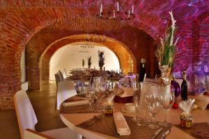 uma sala de jantar com uma longa mesa com copos de vinho em Wirtshaus Restaurant Pension Steirerland em Mureck