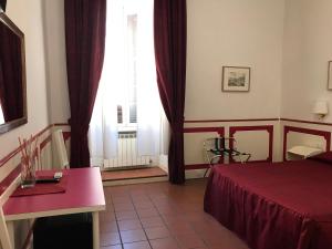 ローマにあるスターテルミニのベッドルーム1室(赤いベッド1台、窓付)