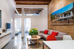 una sala de estar con un sofá y una mesa en Happy People Plaza España Apartments, en Barcelona