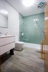 Un baño con inodoro y ducha de cristal. en Ocean Two & Three Room Apartments, en Peniche 31 fotos más