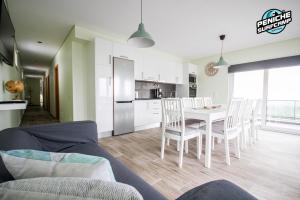 Una cocina y un comedor con mesa y sillas. en Ocean Two & Three Room Apartments, en Peniche