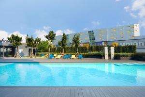 Der Swimmingpool an oder in der Nähe von The Quarter Ladprao by UHG