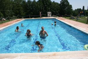 un grupo de personas en una piscina en Casa Costa, en Laspaúles