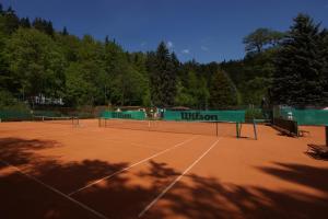 Εγκαταστάσεις για τένις ή/και σκουός στο Sport Hotel Gejzirpark ή εκεί κοντά