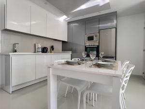 Kuchyňa alebo kuchynka v ubytovaní Playa Elisa Apartment - Mil Palmeras - 1510