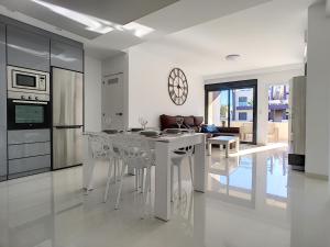 Kuchyňa alebo kuchynka v ubytovaní Playa Elisa Apartment - Mil Palmeras - 1510