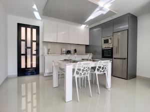 Kuchyňa alebo kuchynka v ubytovaní Playa Elisa Apartment - Mil Palmeras - 1510