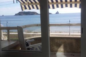 balcone con vista sull'oceano. di L´Estartit, estudio en primera linea de mar. a L'Estartit