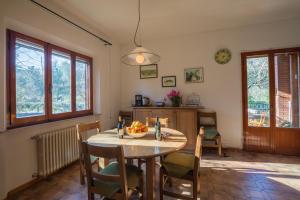 een eetkamer met een tafel en stoelen bij Villa Giulia in Lucignano