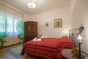 ルチニャーノにあるVilla Giuliaのベッドルーム1室(ベッド1台、タオル2枚付)