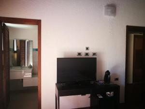 カピターナにあるEucalipti 1のテレビ、鏡付きテーブルが備わる客室です。