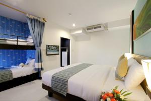 Postel nebo postele na pokoji v ubytování Kata Sea Breeze Resort - SHA Plus