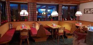 Restauracja lub miejsce do jedzenia w obiekcie Sportpension Christina by PiaundDirk