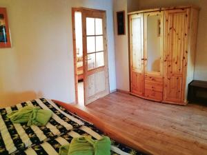 Schlafzimmer mit einem Bett und Holzboden in der Unterkunft Ferienwohnung Christian in Bad Birnbach