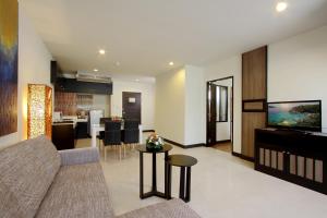 TV a/nebo společenská místnost v ubytování Kata Sea Breeze Resort - SHA Plus