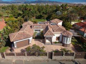 eine Luftansicht eines Hauses mit Dach in der Unterkunft Maspalomas Golfside Luxury Villa in San Bartolomé de Tirajana