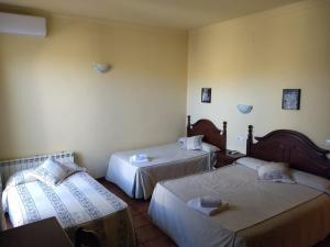 um quarto de hotel com duas camas num quarto em Hostal Nicol's em Luque