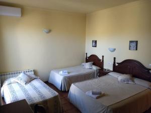 una habitación de hotel con 2 camas en una habitación en Hostal Nicol's, en Luque