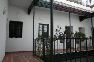 un balcón con macetas en una pared blanca en CLB Sierpes Apartment en Sevilla